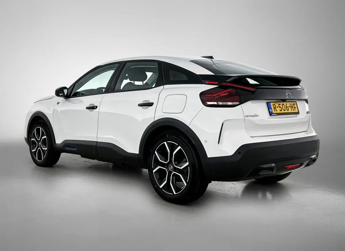 136pk Feel 50 kWh Automaat | 1ste Eigenaar | Apple Carplay/Android Auto | Adaptieve Cruise Control | Climate Control | Full-LED | 17"LMV | Camera |