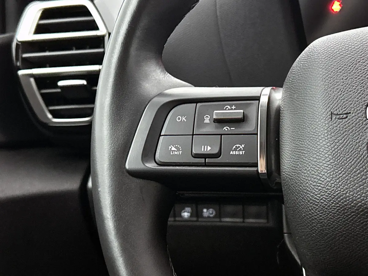 136pk Feel 50 kWh Automaat | 1ste Eigenaar | Apple Carplay/Android Auto | Adaptieve Cruise Control | Climate Control | Full-LED | 17"LMV | Camera |