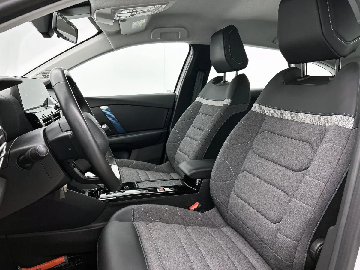 136pk Feel 50 kWh Automaat | 1ste Eigenaar | Apple Carplay/Android Auto | Adaptieve Cruise Control | Climate Control | Full-LED | 17"LMV | Camera |