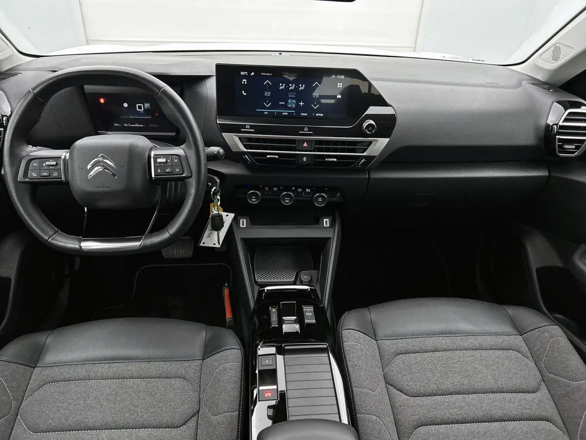 136pk Feel 50 kWh Automaat | 1ste Eigenaar | Apple Carplay/Android Auto | Adaptieve Cruise Control | Climate Control | Full-LED | 17"LMV | Camera |
