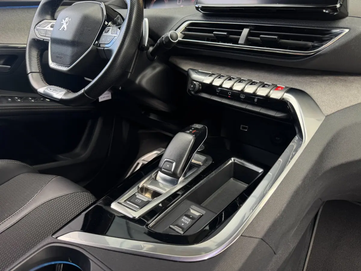1.2 PureTech GT / NWE DISTR.RIEM !! / 7-ZITTER / ADAPTIEVE CRUISE / AFN. TREKHAAK / CAMERA / CARPLAY / KEYLESS / '18!