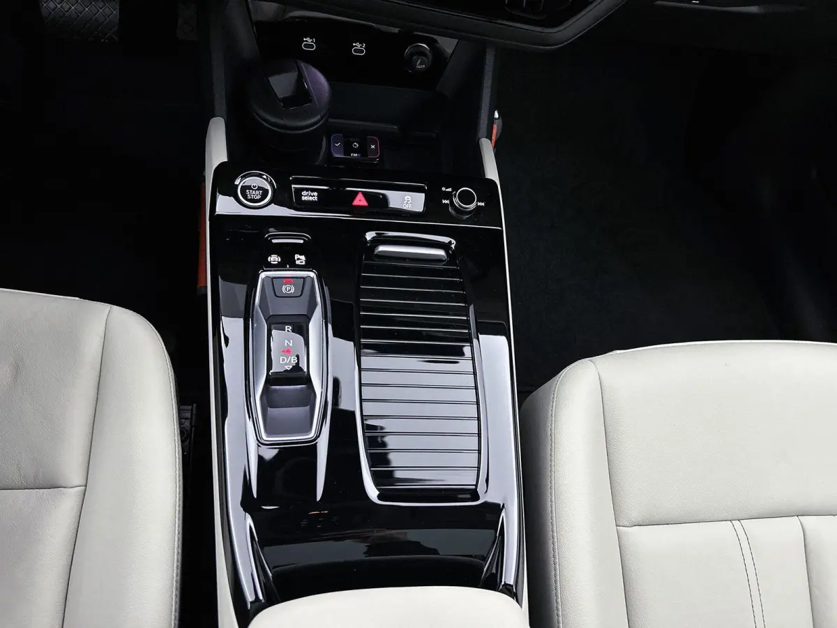 Advanced edition performance 100 kWh | Automaat | Navigatie | 360 Camera | Panoramadak | Stoelverwarming | LED Matrix |