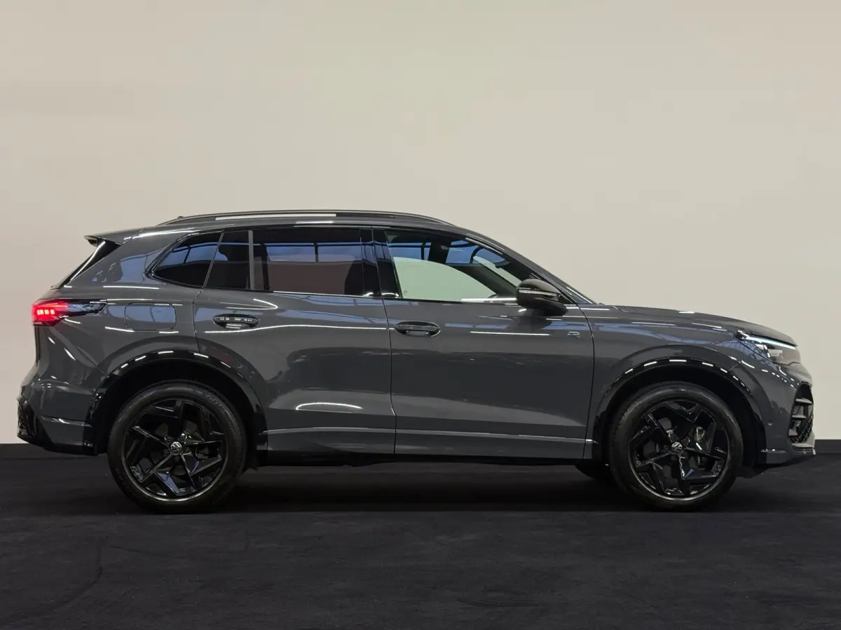 1.5 eHybrid R-Line Black Style Pano Headup 360 Massage Trekhaak