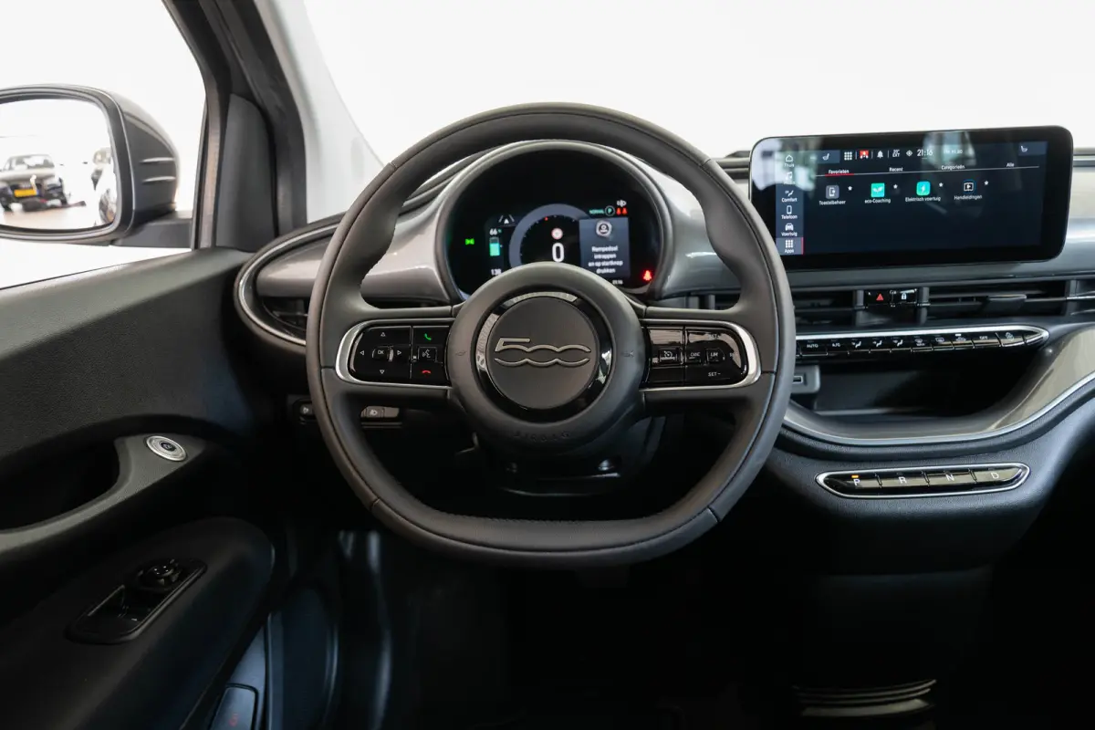 Icon 42 kWh | Camera | Stoelverwarming | Apple Carplay & Android Auto | Parkeersensoren | Lichtmetalen velgen |