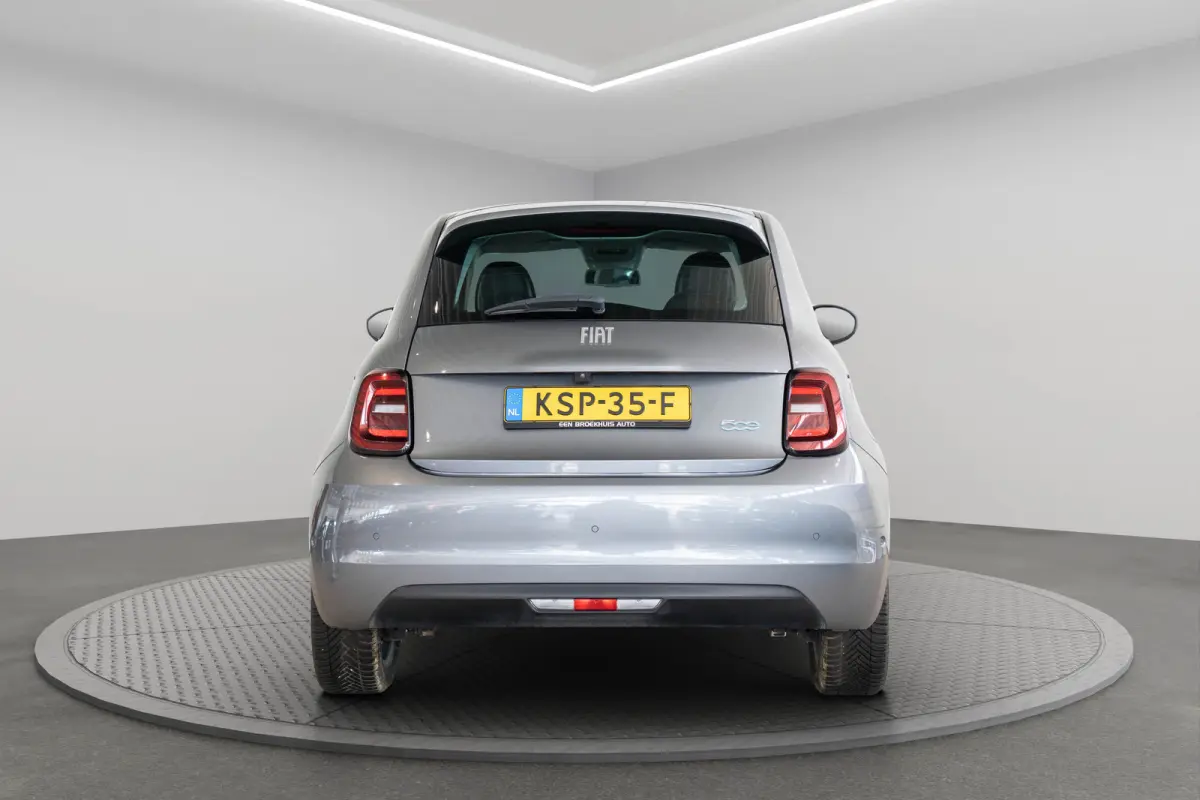 Icon 42 kWh | Camera | Stoelverwarming | Apple Carplay & Android Auto | Parkeersensoren | Lichtmetalen velgen |