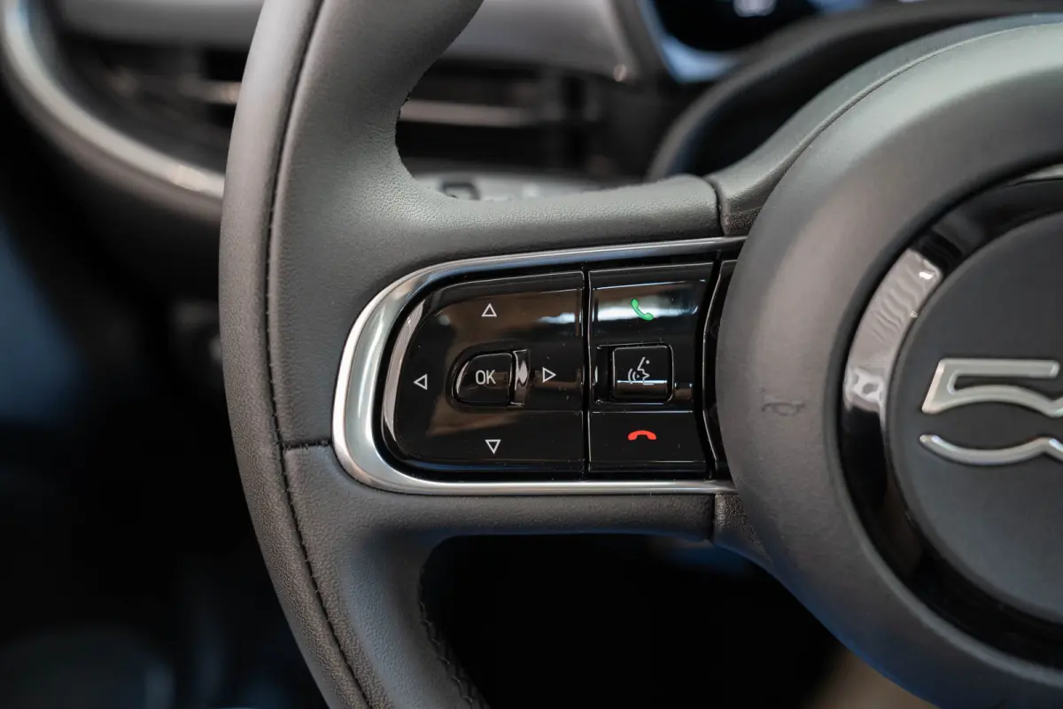 Icon 42 kWh | Camera | Stoelverwarming | Apple Carplay & Android Auto | Parkeersensoren | Lichtmetalen velgen |