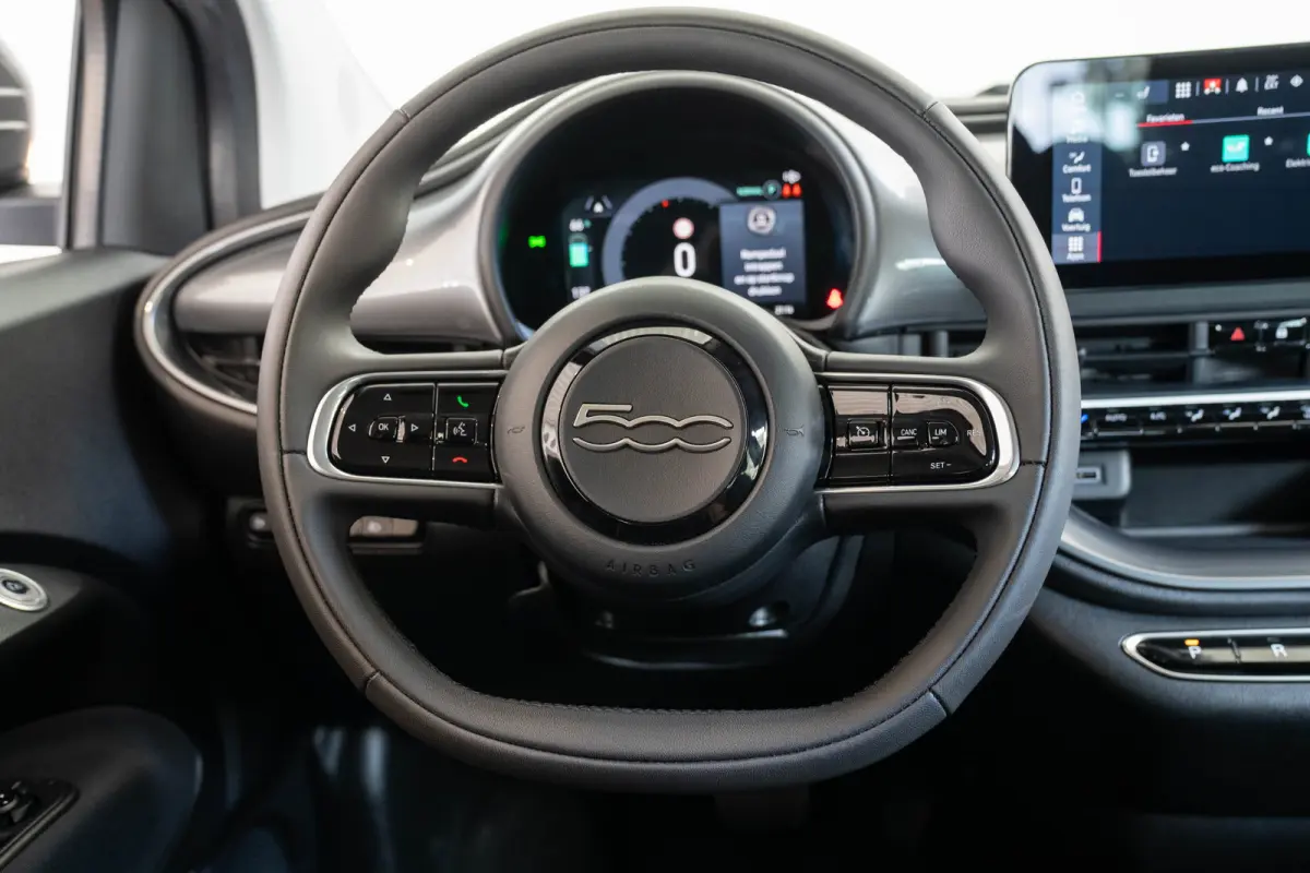 Icon 42 kWh | Camera | Stoelverwarming | Apple Carplay & Android Auto | Parkeersensoren | Lichtmetalen velgen |