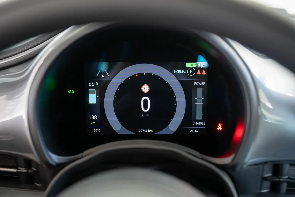 Icon 42 kWh | Camera | Stoelverwarming | Apple Carplay & Android Auto | Parkeersensoren | Lichtmetalen velgen |