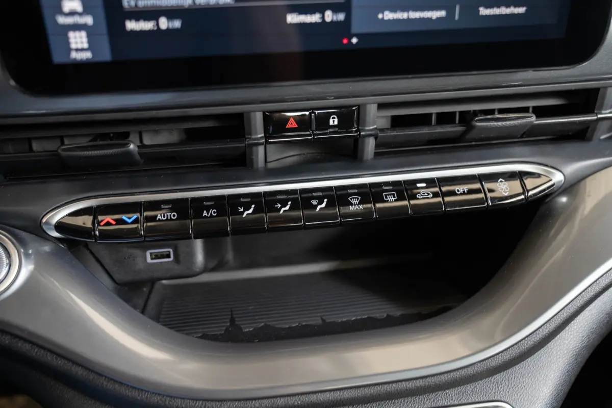 Icon 42 kWh | Camera | Stoelverwarming | Apple Carplay & Android Auto | Parkeersensoren | Lichtmetalen velgen |