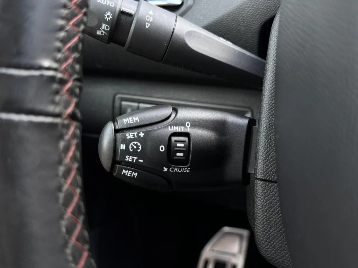 1.6 e-Turbo GT 205 | Alcantara/Leder | Navigatie | Cruise | Climate | LED | Trekhaak | Sensoren