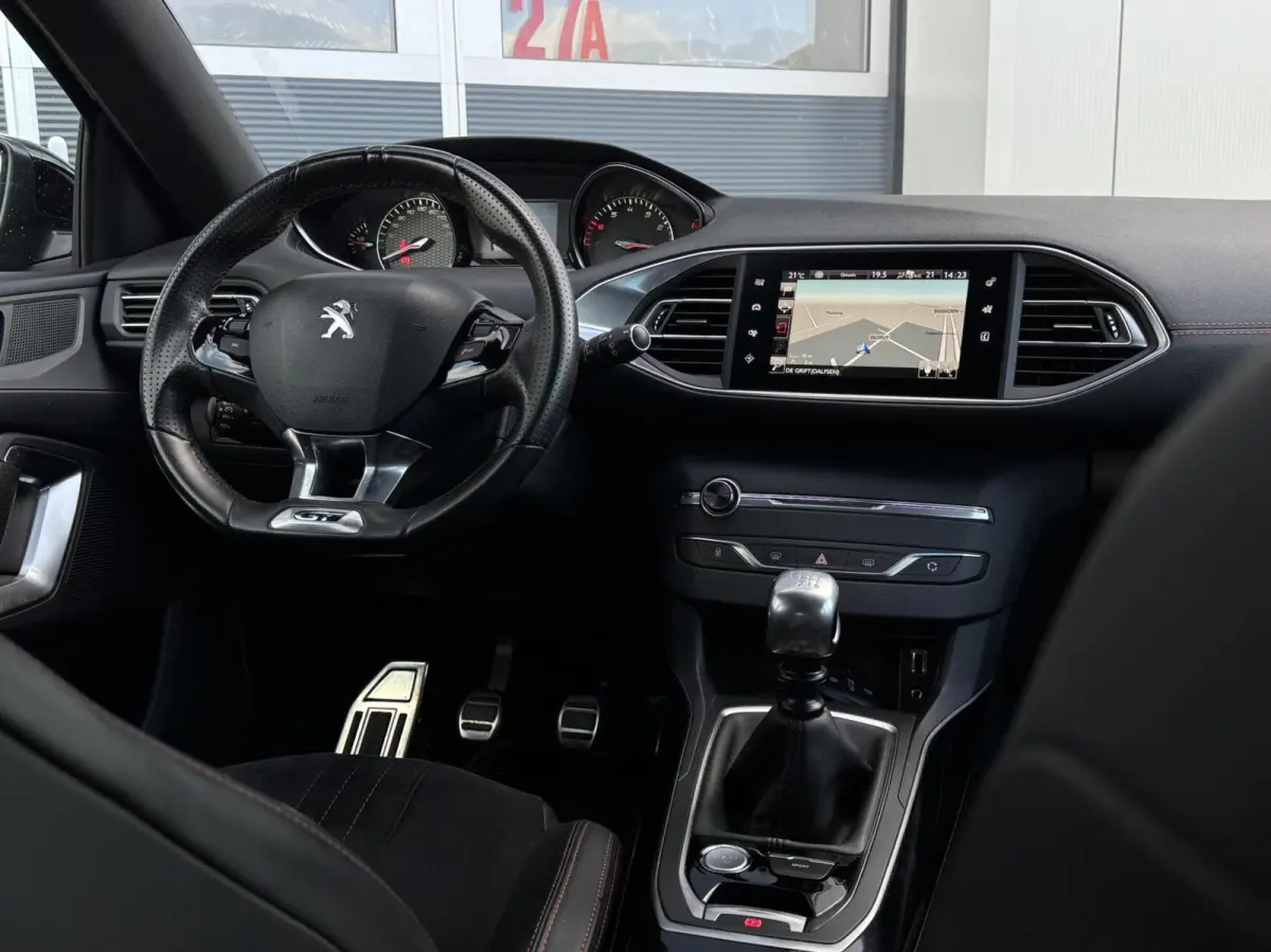 1.6 e-Turbo GT 205 | Alcantara/Leder | Navigatie | Cruise | Climate | LED | Trekhaak | Sensoren