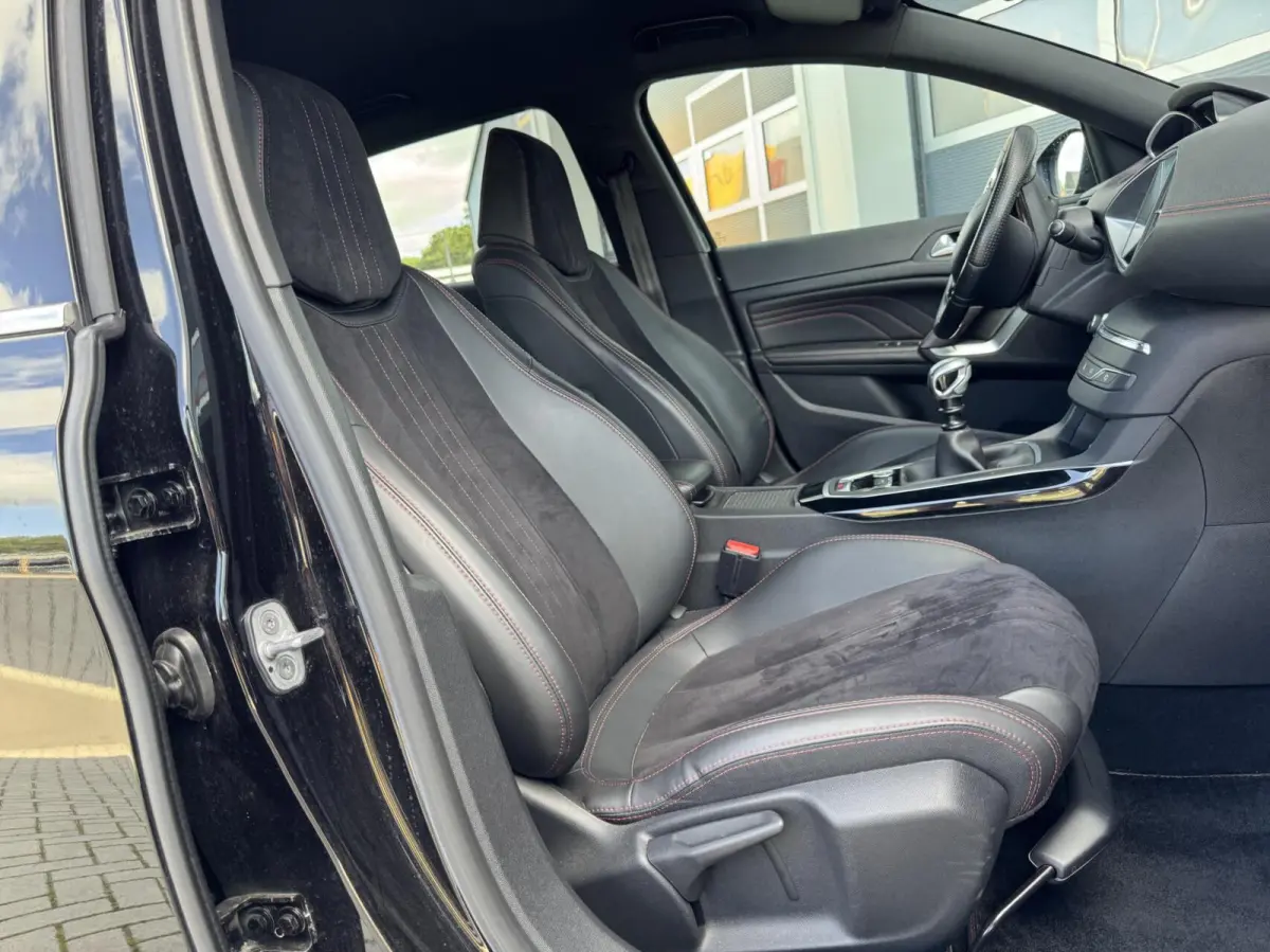 1.6 e-Turbo GT 205 | Alcantara/Leder | Navigatie | Cruise | Climate | LED | Trekhaak | Sensoren