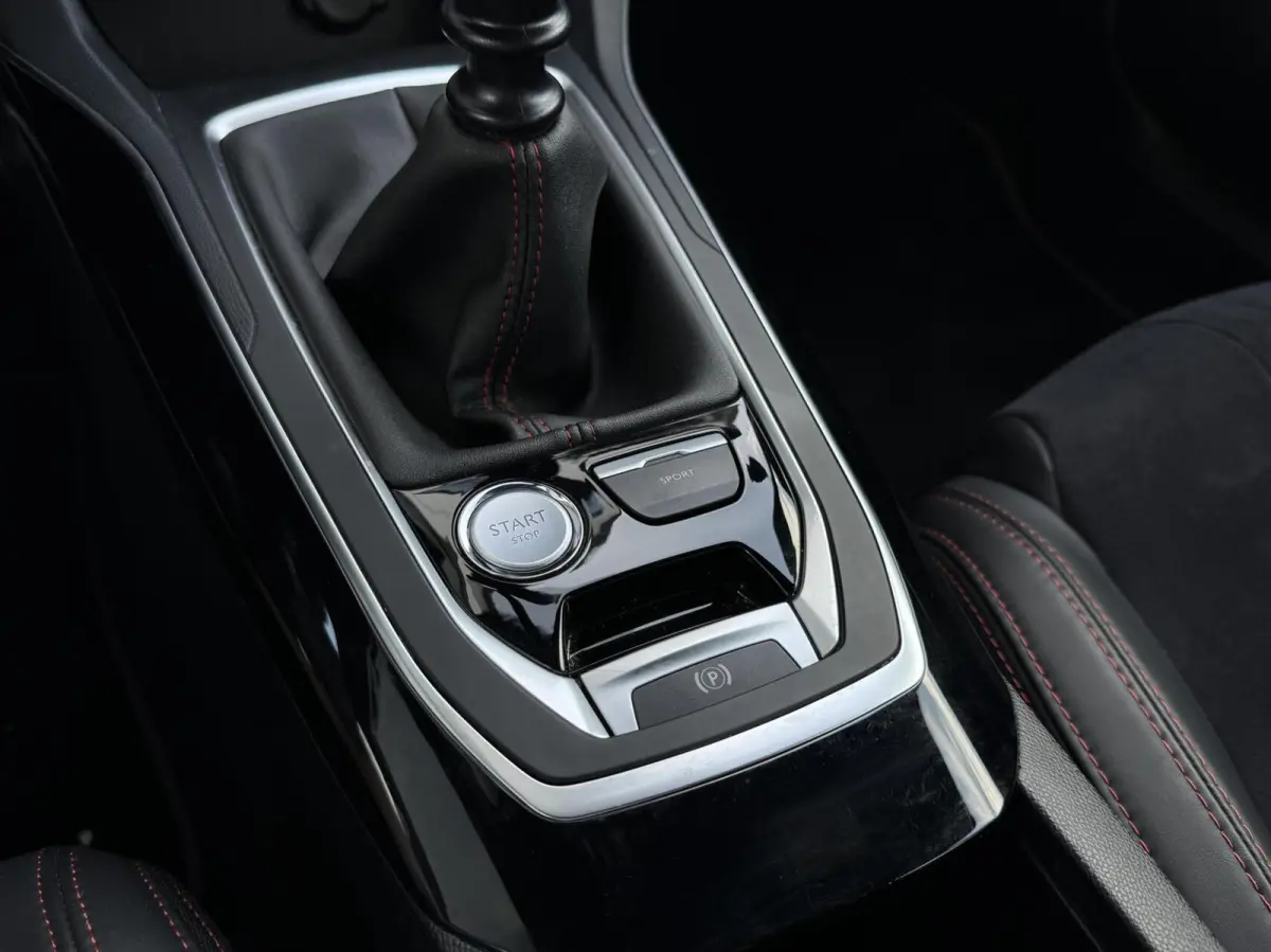 1.6 e-Turbo GT 205 | Alcantara/Leder | Navigatie | Cruise | Climate | LED | Trekhaak | Sensoren