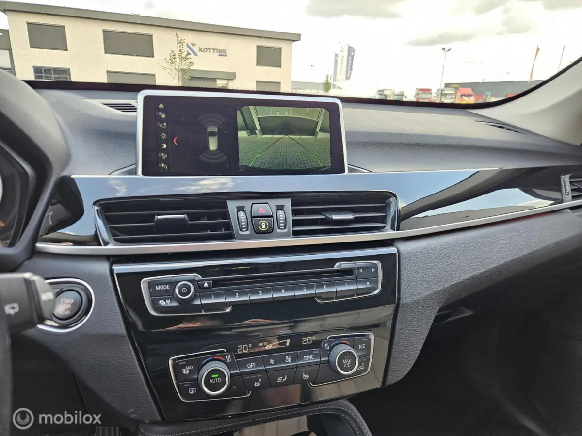 sDrive18i High Executive Automaat HUD | Camera | LED