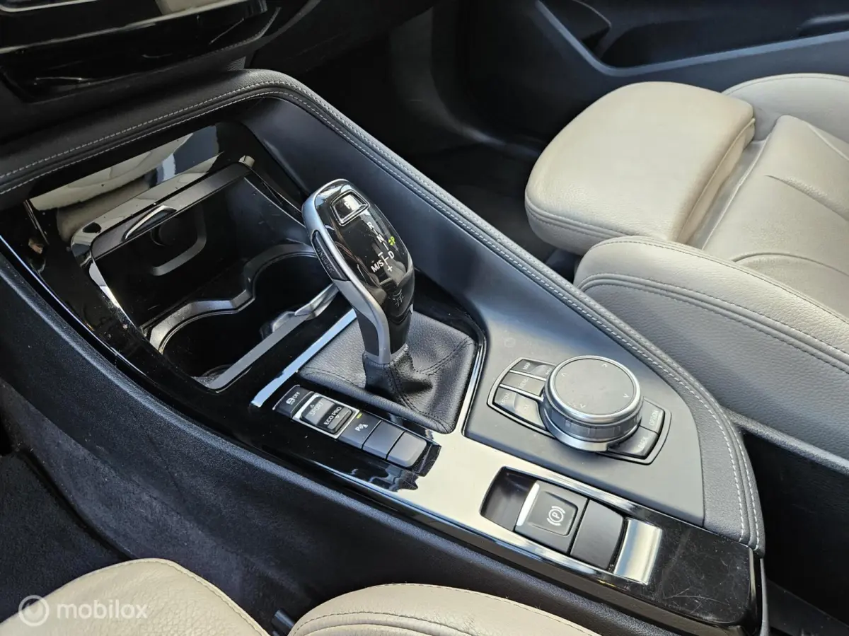 sDrive18i High Executive Automaat HUD | Camera | LED