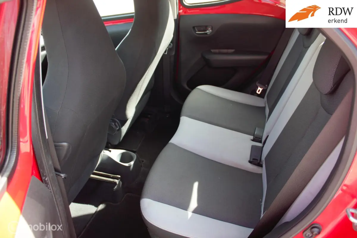 1.0 VVT-i x-play Camera & Cruise control
