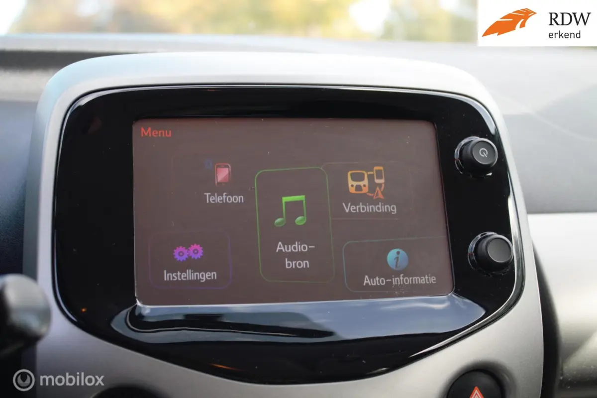 1.0 VVT-i x-play Camera & Cruise control