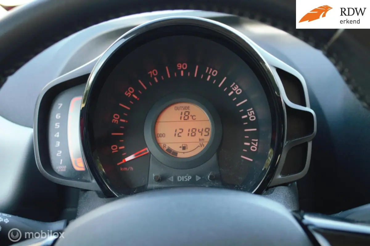 1.0 VVT-i x-play Camera & Cruise control