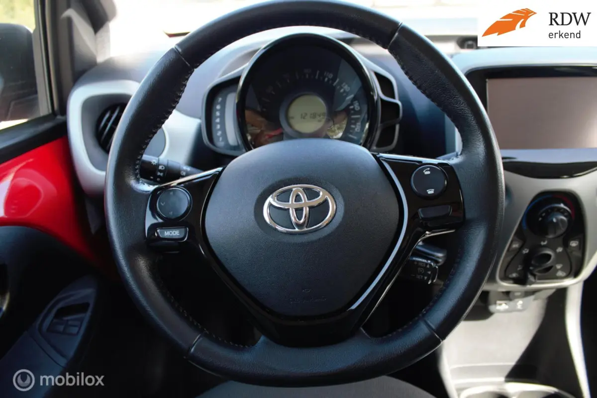 1.0 VVT-i x-play Camera & Cruise control