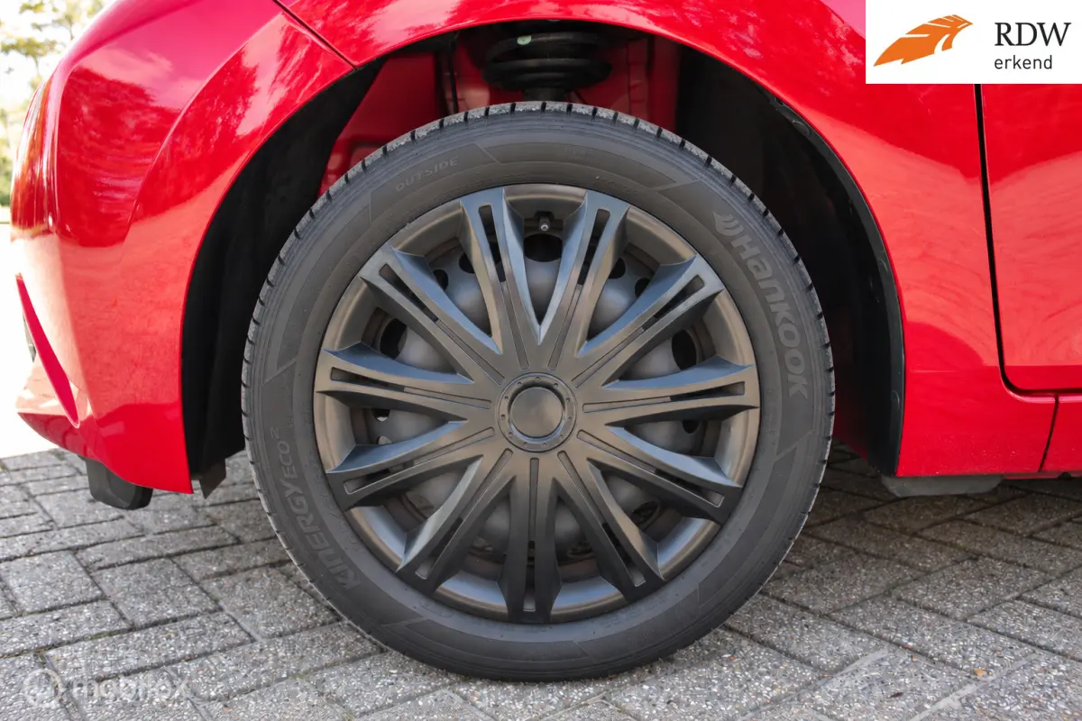 1.0 VVT-i x-play Camera & Cruise control
