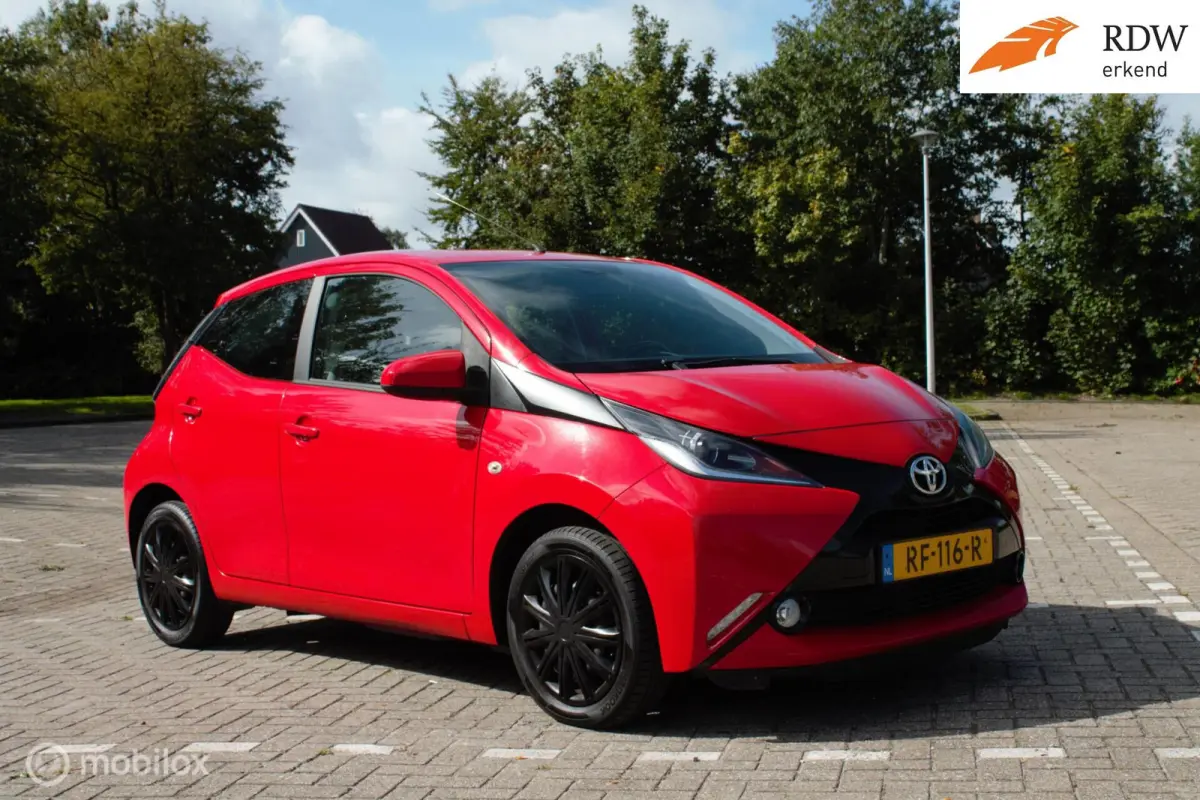 1.0 VVT-i x-play Camera & Cruise control