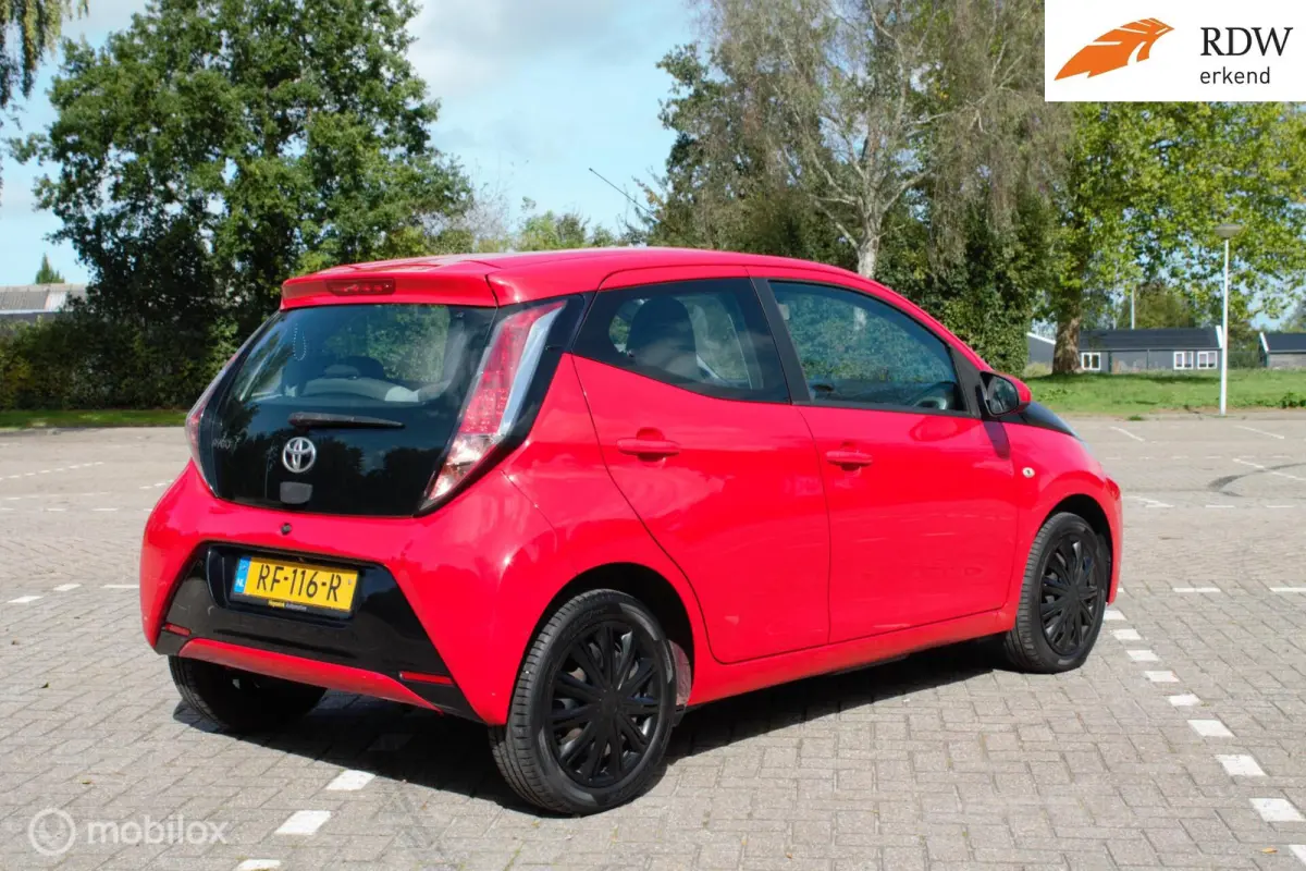 1.0 VVT-i x-play Camera & Cruise control