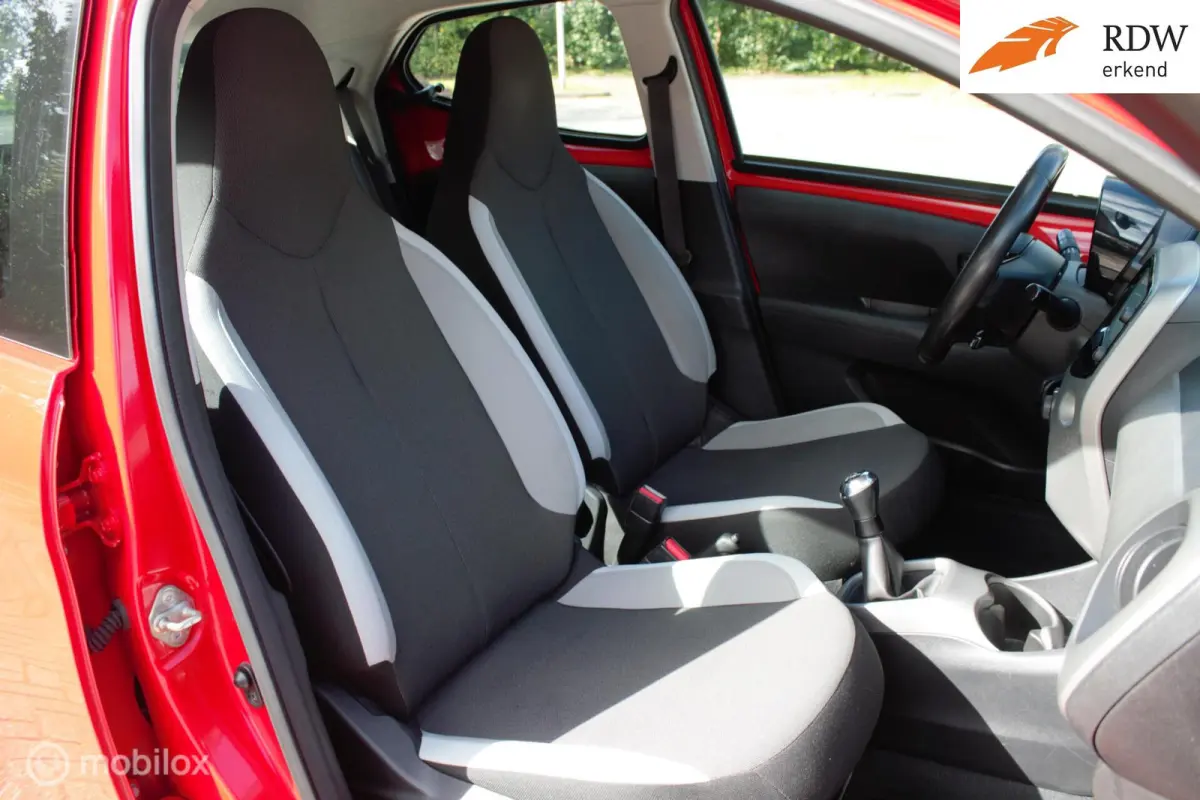 1.0 VVT-i x-play Camera & Cruise control