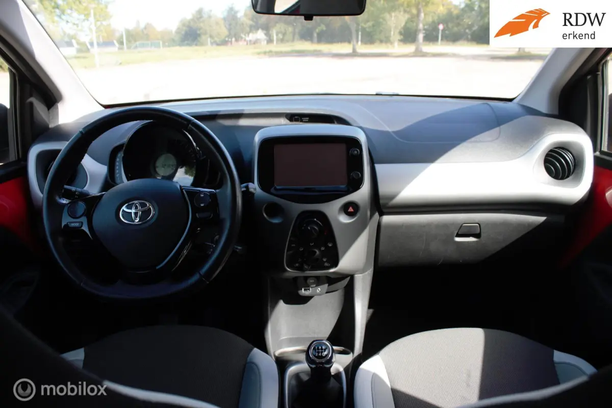 1.0 VVT-i x-play Camera & Cruise control