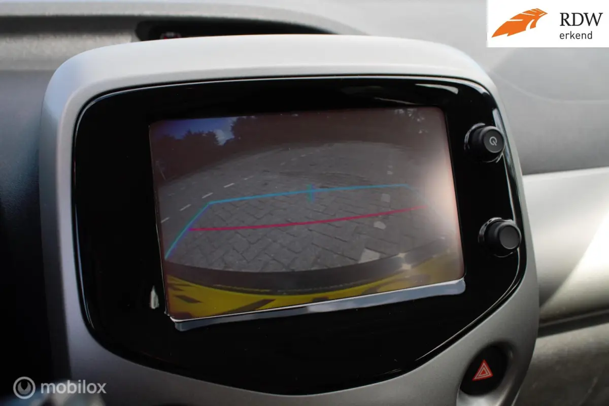 1.0 VVT-i x-play Camera & Cruise control