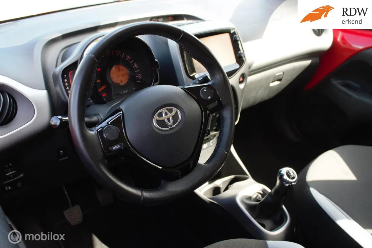 1.0 VVT-i x-play Camera & Cruise control