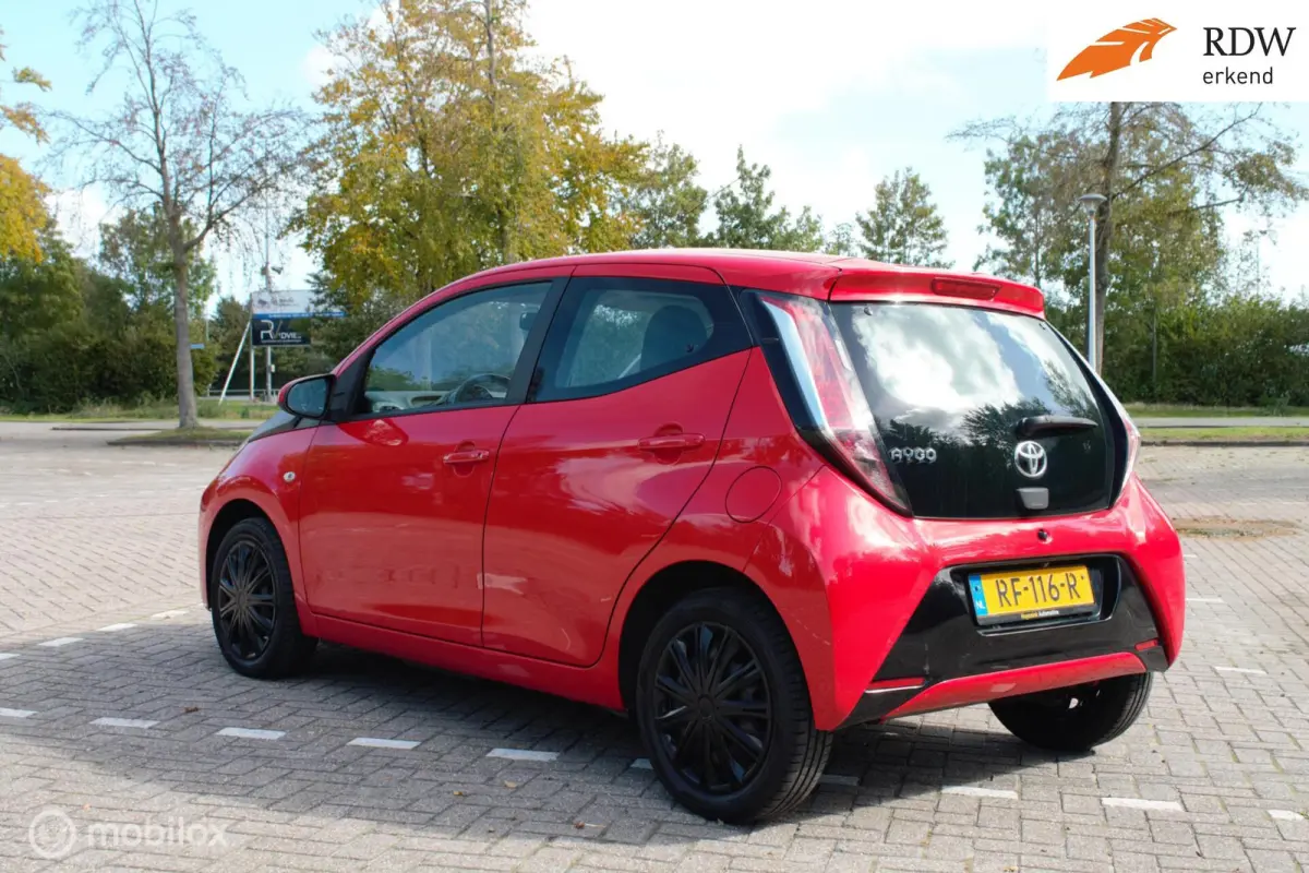 1.0 VVT-i x-play Camera & Cruise control