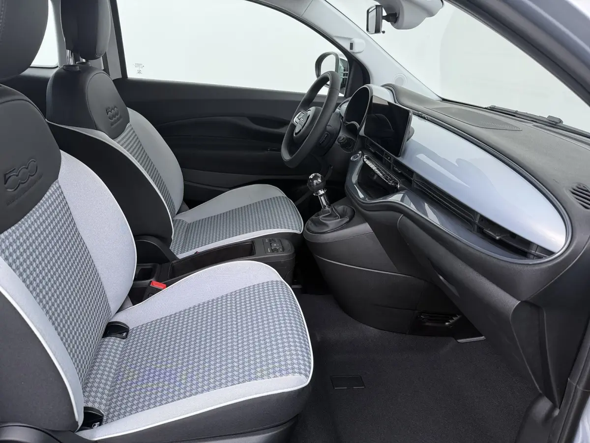 ICON | 10,25" touchscreen radio met Bluetooth, DAB & USB | Automatische airconditioning | Isofix bevestigingspunten op de achterstoelen
