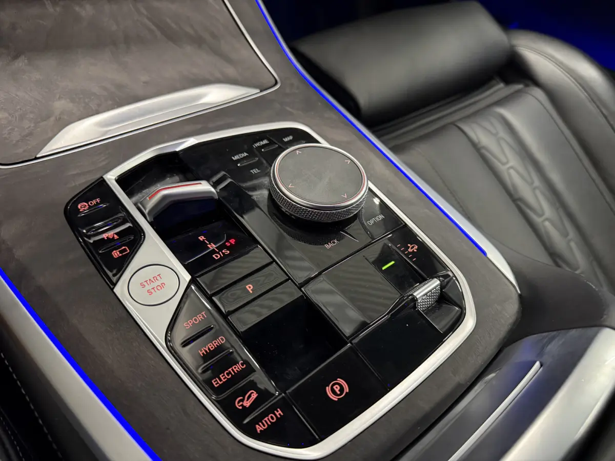 xDrive50e M-Sport SKYSCRAPER/PANO-SKY LOUNGE/TREKHAAK/MERINO LEER COMFORT/LUCHTVERING/H&K/20"M-SPORT/KEYLESS/CAMERA/SHADOW-LINE/NET OH BEURT GEHAD BIJ BMW DEALER/ABSOLUTE NIEUWSTAAT/BTW-AUTO