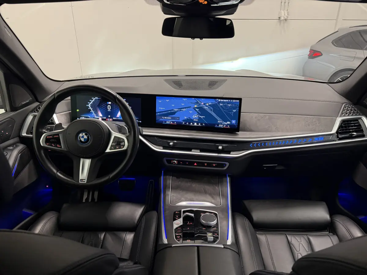xDrive50e M-Sport SKYSCRAPER/PANO-SKY LOUNGE/TREKHAAK/MERINO LEER COMFORT/LUCHTVERING/H&K/20"M-SPORT/KEYLESS/CAMERA/SHADOW-LINE/NET OH BEURT GEHAD BIJ BMW DEALER/ABSOLUTE NIEUWSTAAT/BTW-AUTO