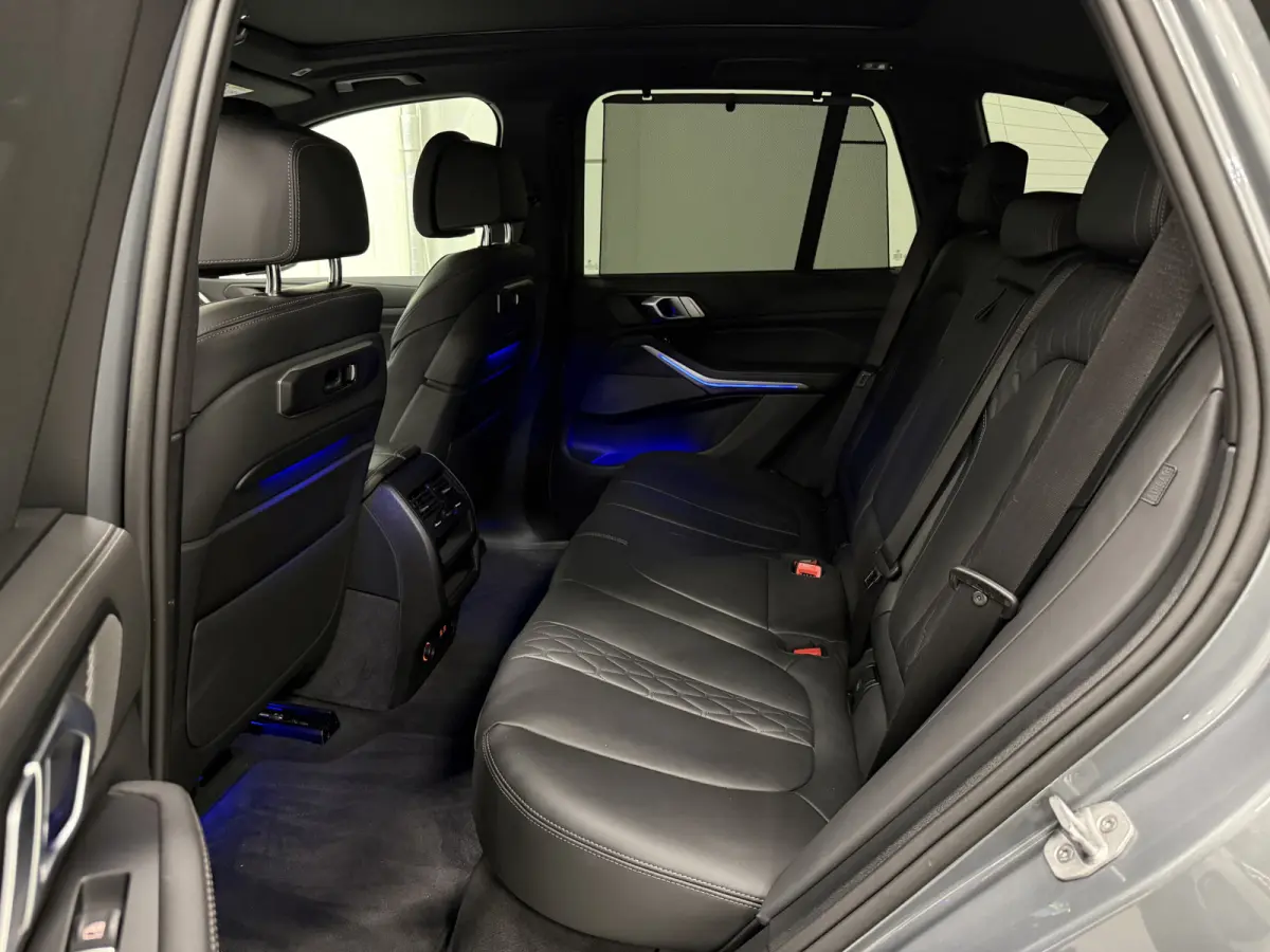 xDrive50e M-Sport SKYSCRAPER/PANO-SKY LOUNGE/TREKHAAK/MERINO LEER COMFORT/LUCHTVERING/H&K/20"M-SPORT/KEYLESS/CAMERA/SHADOW-LINE/NET OH BEURT GEHAD BIJ BMW DEALER/ABSOLUTE NIEUWSTAAT/BTW-AUTO
