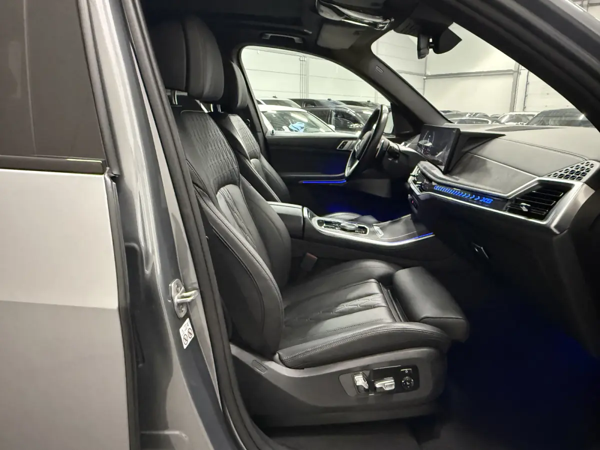 xDrive50e M-Sport SKYSCRAPER/PANO-SKY LOUNGE/TREKHAAK/MERINO LEER COMFORT/LUCHTVERING/H&K/20"M-SPORT/KEYLESS/CAMERA/SHADOW-LINE/NET OH BEURT GEHAD BIJ BMW DEALER/ABSOLUTE NIEUWSTAAT/BTW-AUTO
