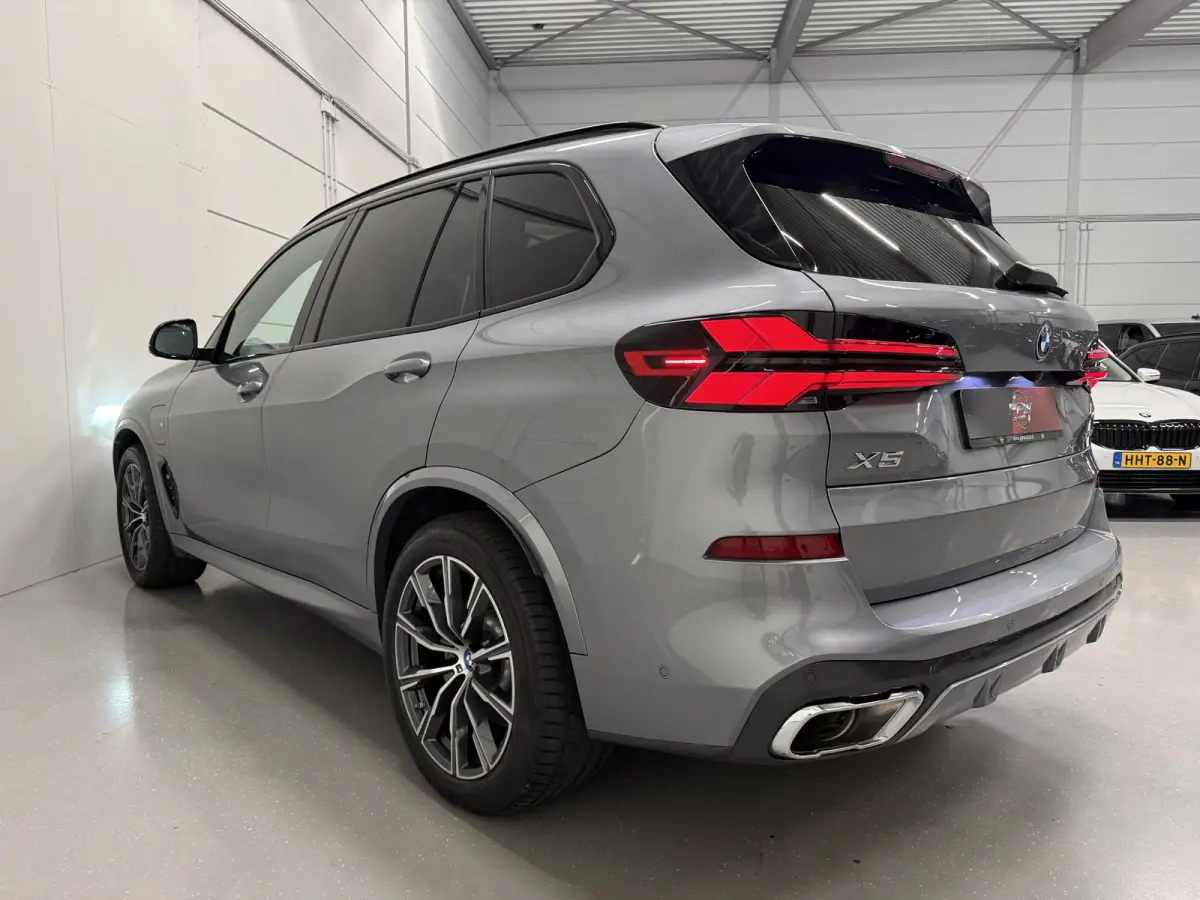 xDrive50e M-Sport SKYSCRAPER/PANO-SKY LOUNGE/TREKHAAK/MERINO LEER COMFORT/LUCHTVERING/H&K/20"M-SPORT/KEYLESS/CAMERA/SHADOW-LINE/NET OH BEURT GEHAD BIJ BMW DEALER/ABSOLUTE NIEUWSTAAT/BTW-AUTO