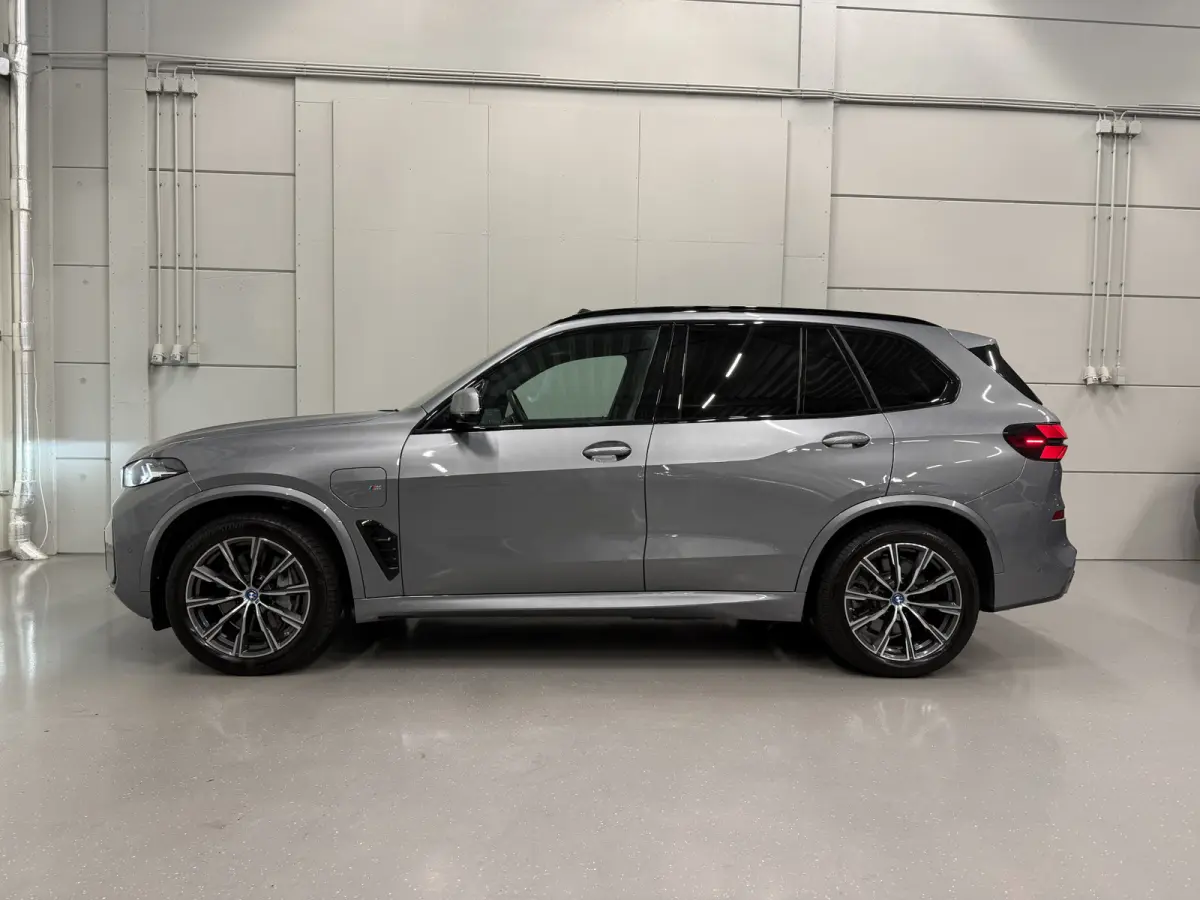 xDrive50e M-Sport SKYSCRAPER/PANO-SKY LOUNGE/TREKHAAK/MERINO LEER COMFORT/LUCHTVERING/H&K/20"M-SPORT/KEYLESS/CAMERA/SHADOW-LINE/NET OH BEURT GEHAD BIJ BMW DEALER/ABSOLUTE NIEUWSTAAT/BTW-AUTO