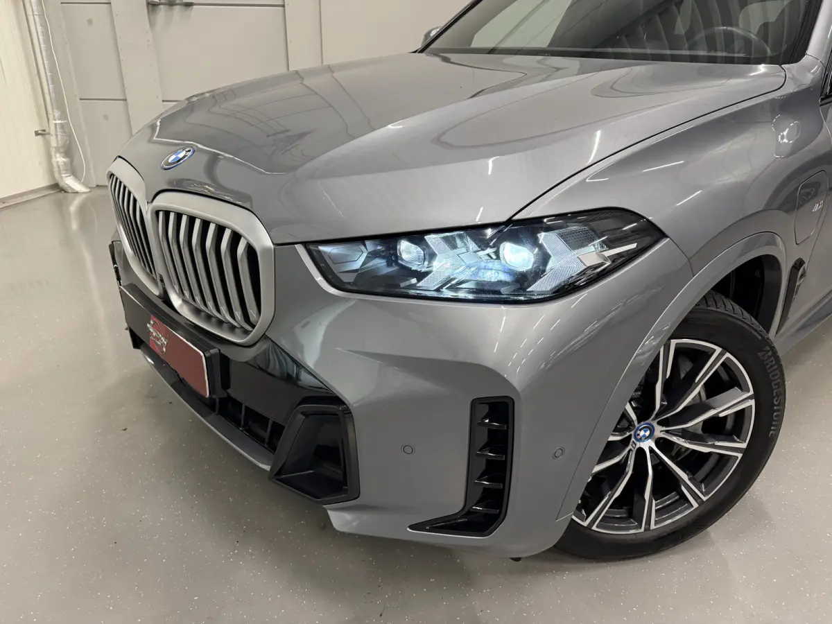 xDrive50e M-Sport SKYSCRAPER/PANO-SKY LOUNGE/TREKHAAK/MERINO LEER COMFORT/LUCHTVERING/H&K/20"M-SPORT/KEYLESS/CAMERA/SHADOW-LINE/NET OH BEURT GEHAD BIJ BMW DEALER/ABSOLUTE NIEUWSTAAT/BTW-AUTO