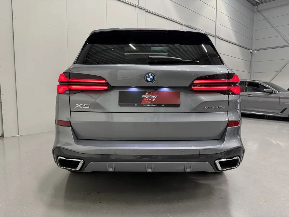 xDrive50e M-Sport SKYSCRAPER/PANO-SKY LOUNGE/TREKHAAK/MERINO LEER COMFORT/LUCHTVERING/H&K/20"M-SPORT/KEYLESS/CAMERA/SHADOW-LINE/NET OH BEURT GEHAD BIJ BMW DEALER/ABSOLUTE NIEUWSTAAT/BTW-AUTO
