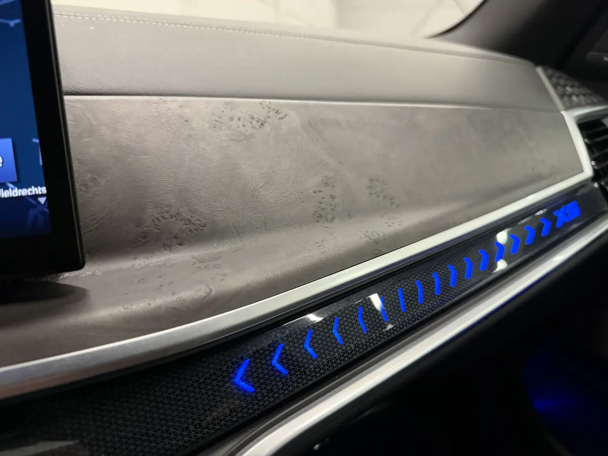 xDrive50e M-Sport SKYSCRAPER/PANO-SKY LOUNGE/TREKHAAK/MERINO LEER COMFORT/LUCHTVERING/H&K/20"M-SPORT/KEYLESS/CAMERA/SHADOW-LINE/NET OH BEURT GEHAD BIJ BMW DEALER/ABSOLUTE NIEUWSTAAT/BTW-AUTO
