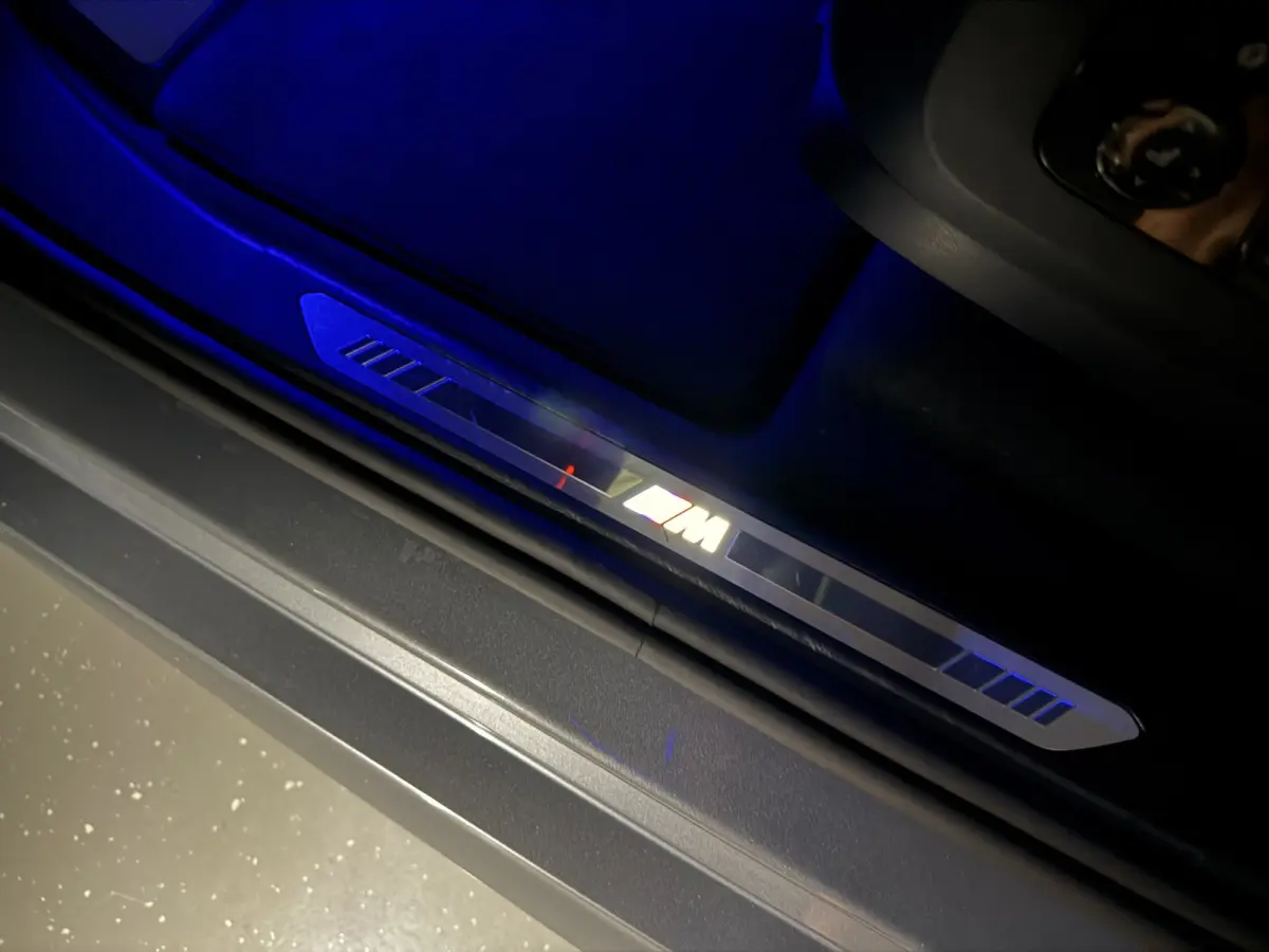xDrive50e M-Sport SKYSCRAPER/PANO-SKY LOUNGE/TREKHAAK/MERINO LEER COMFORT/LUCHTVERING/H&K/20"M-SPORT/KEYLESS/CAMERA/SHADOW-LINE/NET OH BEURT GEHAD BIJ BMW DEALER/ABSOLUTE NIEUWSTAAT/BTW-AUTO