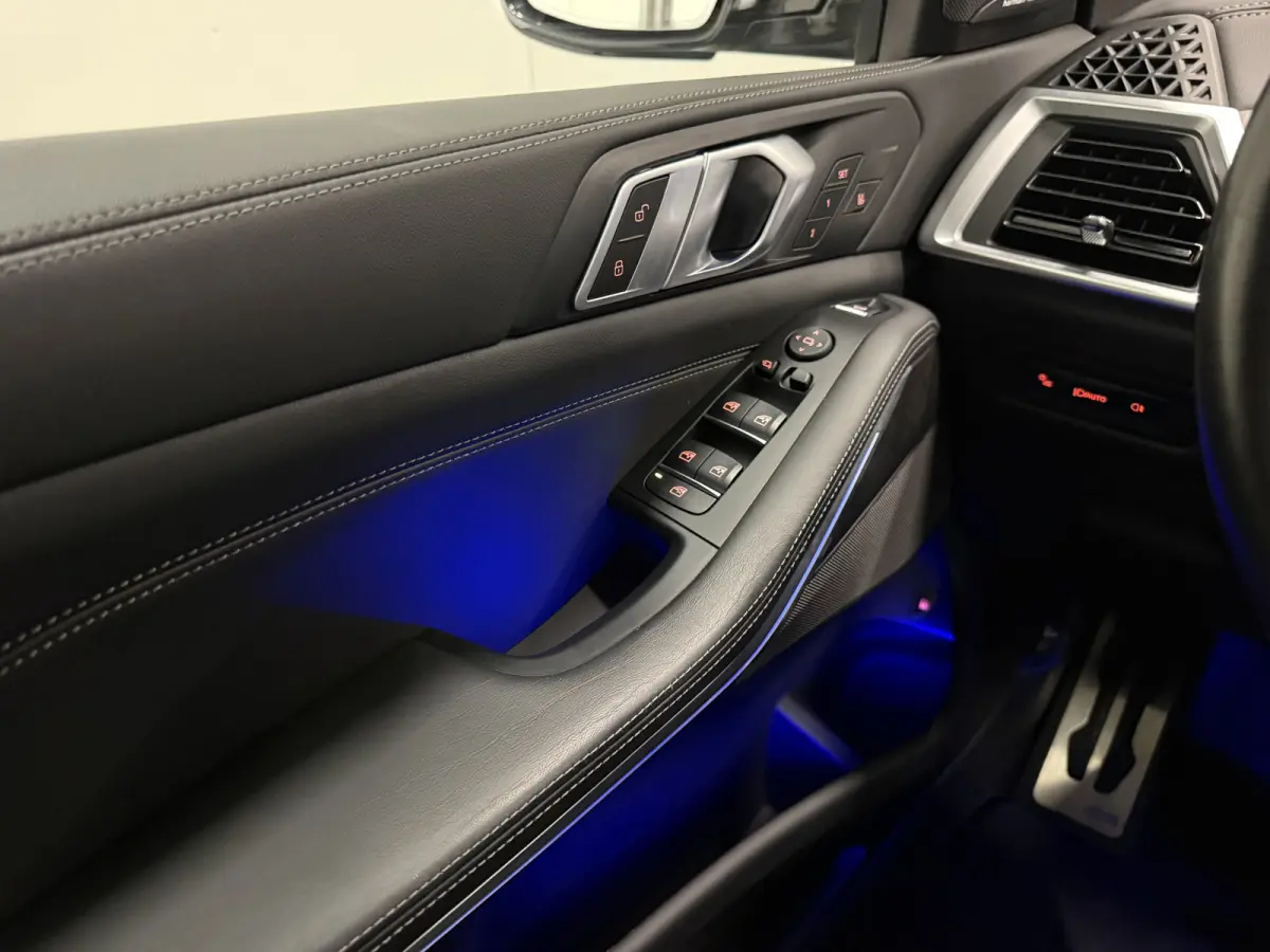 xDrive50e M-Sport SKYSCRAPER/PANO-SKY LOUNGE/TREKHAAK/MERINO LEER COMFORT/LUCHTVERING/H&K/20"M-SPORT/KEYLESS/CAMERA/SHADOW-LINE/NET OH BEURT GEHAD BIJ BMW DEALER/ABSOLUTE NIEUWSTAAT/BTW-AUTO