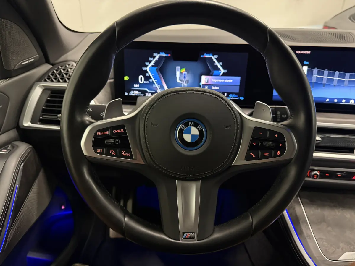 xDrive50e M-Sport SKYSCRAPER/PANO-SKY LOUNGE/TREKHAAK/MERINO LEER COMFORT/LUCHTVERING/H&K/20"M-SPORT/KEYLESS/CAMERA/SHADOW-LINE/NET OH BEURT GEHAD BIJ BMW DEALER/ABSOLUTE NIEUWSTAAT/BTW-AUTO