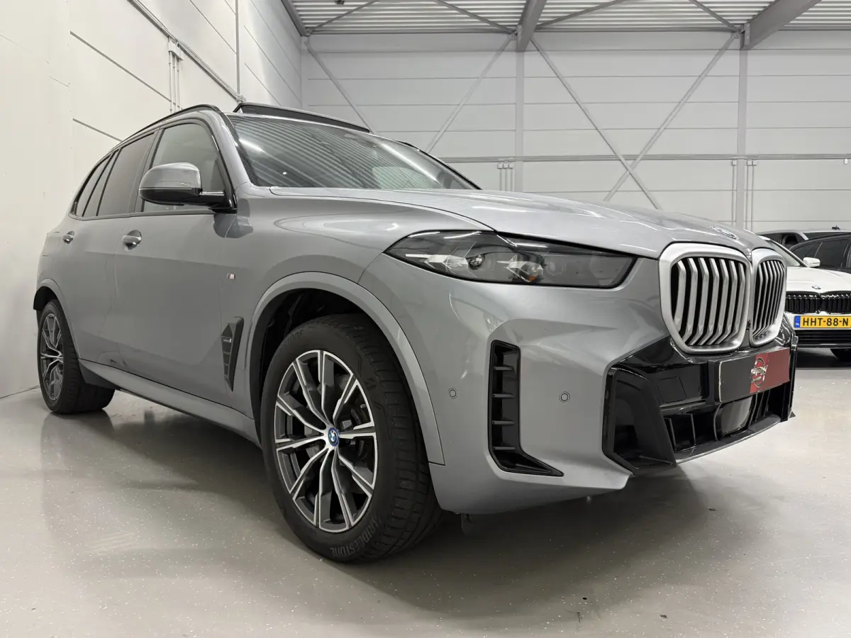 xDrive50e M-Sport SKYSCRAPER/PANO-SKY LOUNGE/TREKHAAK/MERINO LEER COMFORT/LUCHTVERING/H&K/20"M-SPORT/KEYLESS/CAMERA/SHADOW-LINE/NET OH BEURT GEHAD BIJ BMW DEALER/ABSOLUTE NIEUWSTAAT/BTW-AUTO