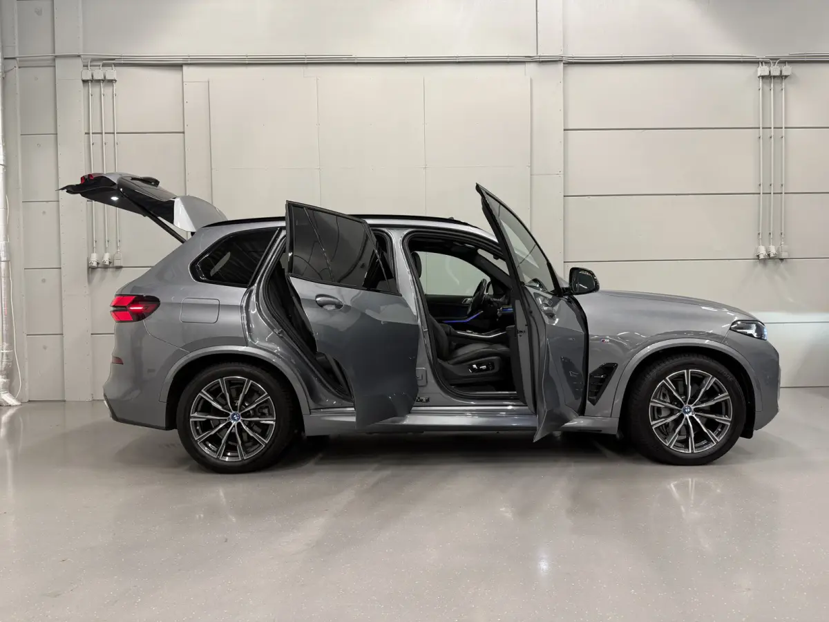 xDrive50e M-Sport SKYSCRAPER/PANO-SKY LOUNGE/TREKHAAK/MERINO LEER COMFORT/LUCHTVERING/H&K/20"M-SPORT/KEYLESS/CAMERA/SHADOW-LINE/NET OH BEURT GEHAD BIJ BMW DEALER/ABSOLUTE NIEUWSTAAT/BTW-AUTO