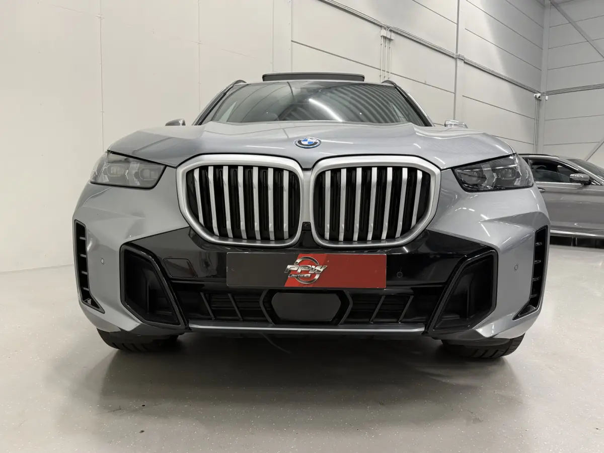 xDrive50e M-Sport SKYSCRAPER/PANO-SKY LOUNGE/TREKHAAK/MERINO LEER COMFORT/LUCHTVERING/H&K/20"M-SPORT/KEYLESS/CAMERA/SHADOW-LINE/NET OH BEURT GEHAD BIJ BMW DEALER/ABSOLUTE NIEUWSTAAT/BTW-AUTO