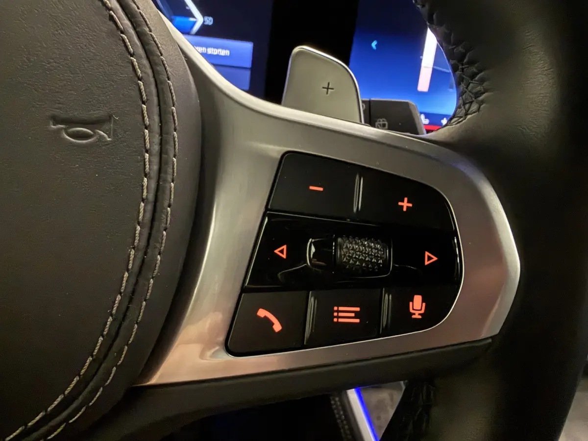 xDrive50e M-Sport SKYSCRAPER/PANO-SKY LOUNGE/TREKHAAK/MERINO LEER COMFORT/LUCHTVERING/H&K/20"M-SPORT/KEYLESS/CAMERA/SHADOW-LINE/NET OH BEURT GEHAD BIJ BMW DEALER/ABSOLUTE NIEUWSTAAT/BTW-AUTO