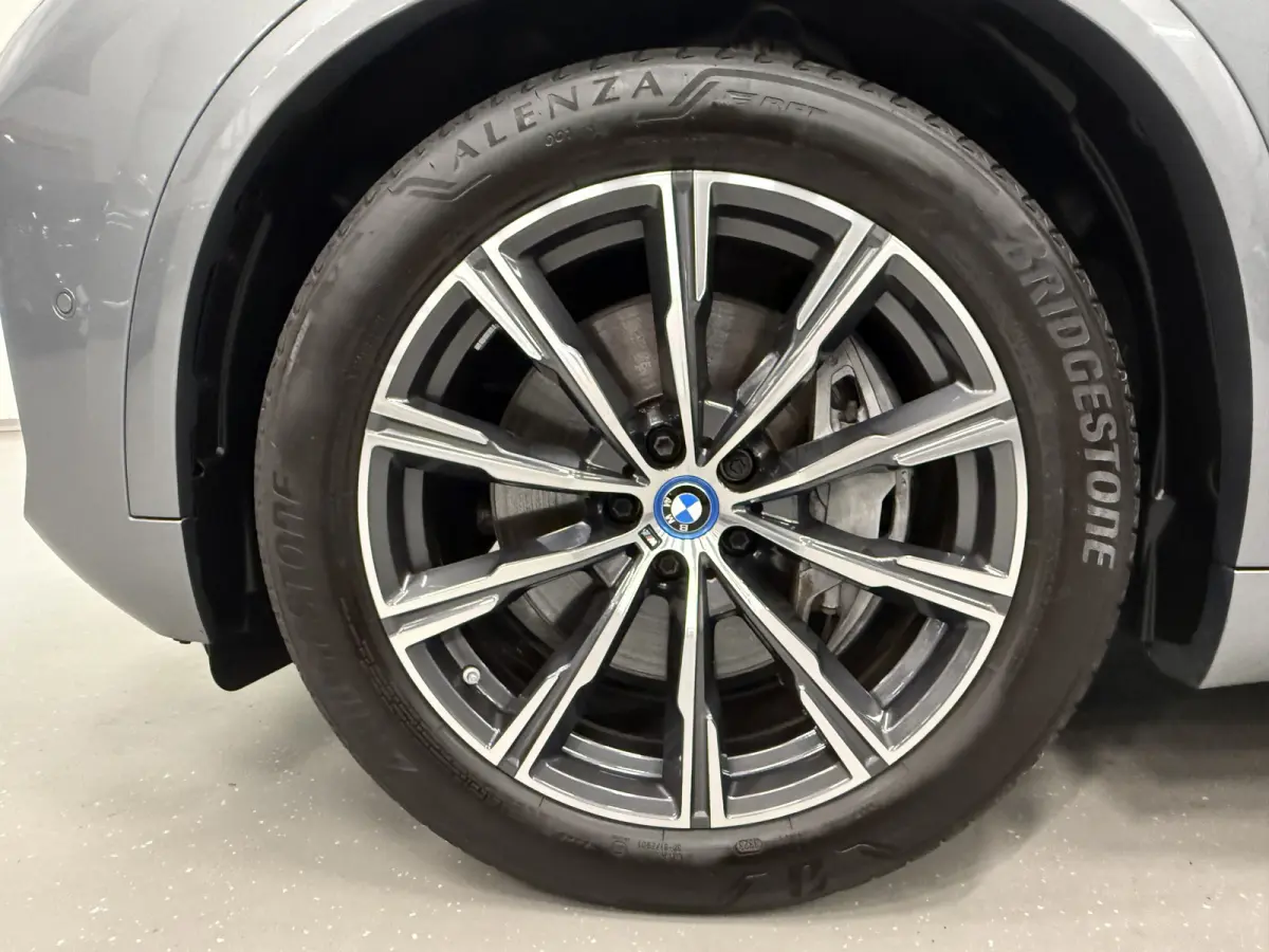 xDrive50e M-Sport SKYSCRAPER/PANO-SKY LOUNGE/TREKHAAK/MERINO LEER COMFORT/LUCHTVERING/H&K/20"M-SPORT/KEYLESS/CAMERA/SHADOW-LINE/NET OH BEURT GEHAD BIJ BMW DEALER/ABSOLUTE NIEUWSTAAT/BTW-AUTO
