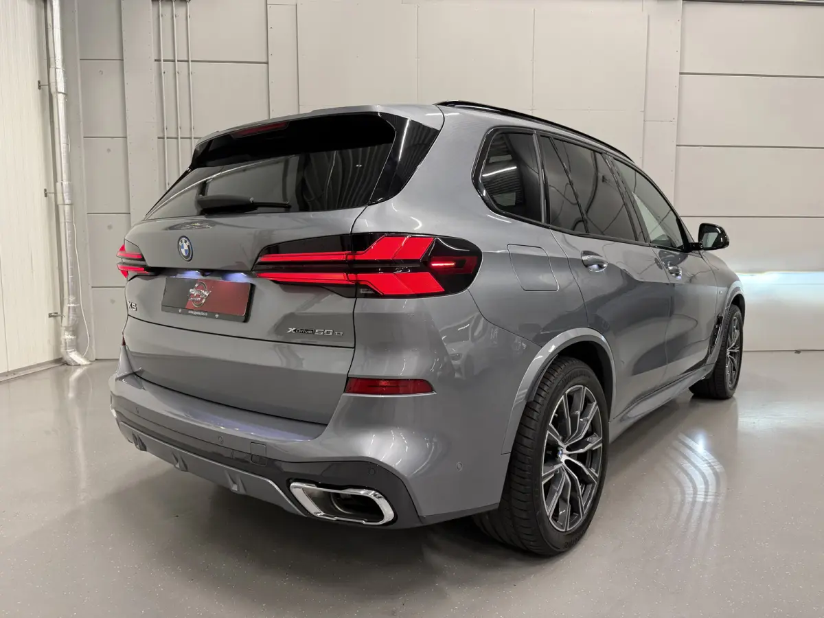 xDrive50e M-Sport SKYSCRAPER/PANO-SKY LOUNGE/TREKHAAK/MERINO LEER COMFORT/LUCHTVERING/H&K/20"M-SPORT/KEYLESS/CAMERA/SHADOW-LINE/NET OH BEURT GEHAD BIJ BMW DEALER/ABSOLUTE NIEUWSTAAT/BTW-AUTO
